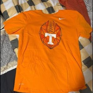 Men’s Tennessee football shirt. Size L hardly worn